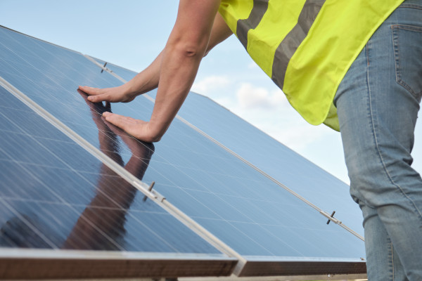 une ingérnieur qui vérifie photovoltaïque