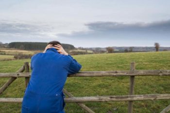 homme agriculteur en difficulte